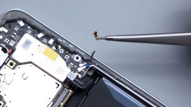 拧下主板的固定螺丝,撬起取下主板.