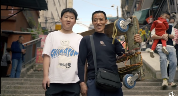 12年前一手扛货一手牵娃的重庆爸爸在市中心扛出了一套房父子照再次