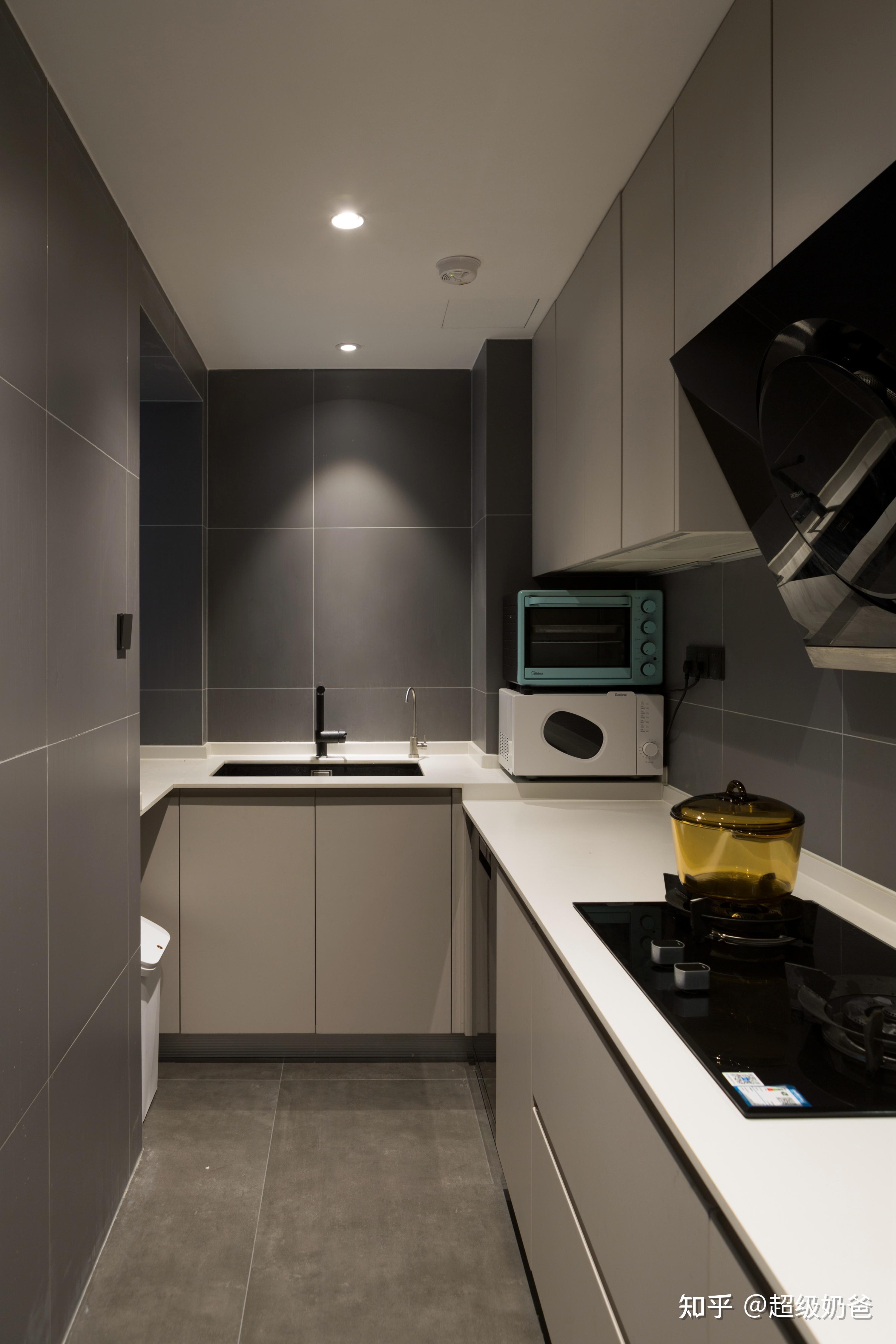 整洁干净的橱柜台面,橱柜底部锅碗篮,洗碗机,垃圾处理器,调味拉篮.