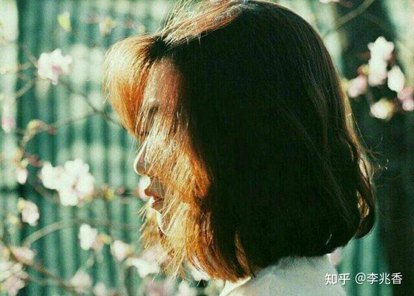微信网名女生简单霸气(2021年最潮流女生霸气网名，女生霸气十足的昵称)