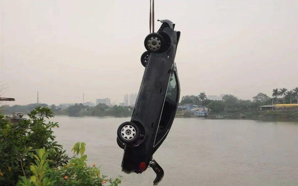 汽车落水后如何自救别慌收下这份求生指南