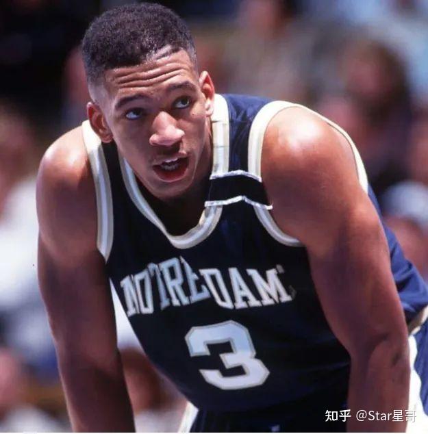 全明星赛教练montywilliams上穿上彩色西装的坚强男人