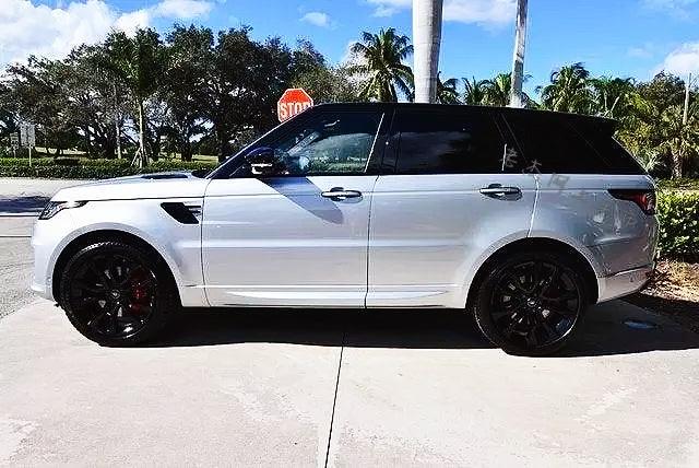 路虎揽胜运动版银色车身黑色车顶非常有性能范