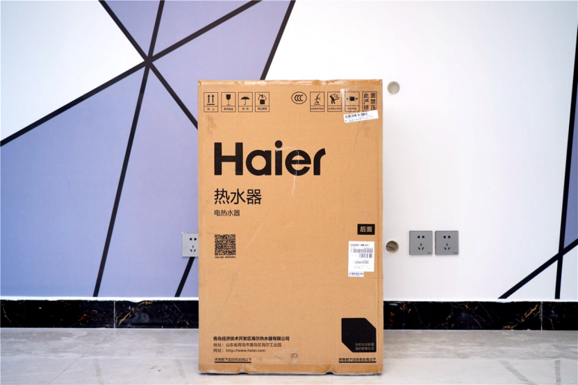 还是那个熟悉的包装,正面标有海尔品牌的logo以及产品名称.