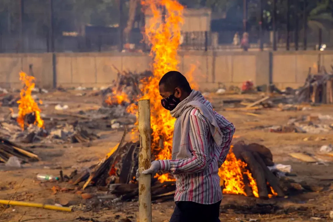 火葬场不堪重负时,印度病人家属已决定自己动手——在野外焚烧亲属