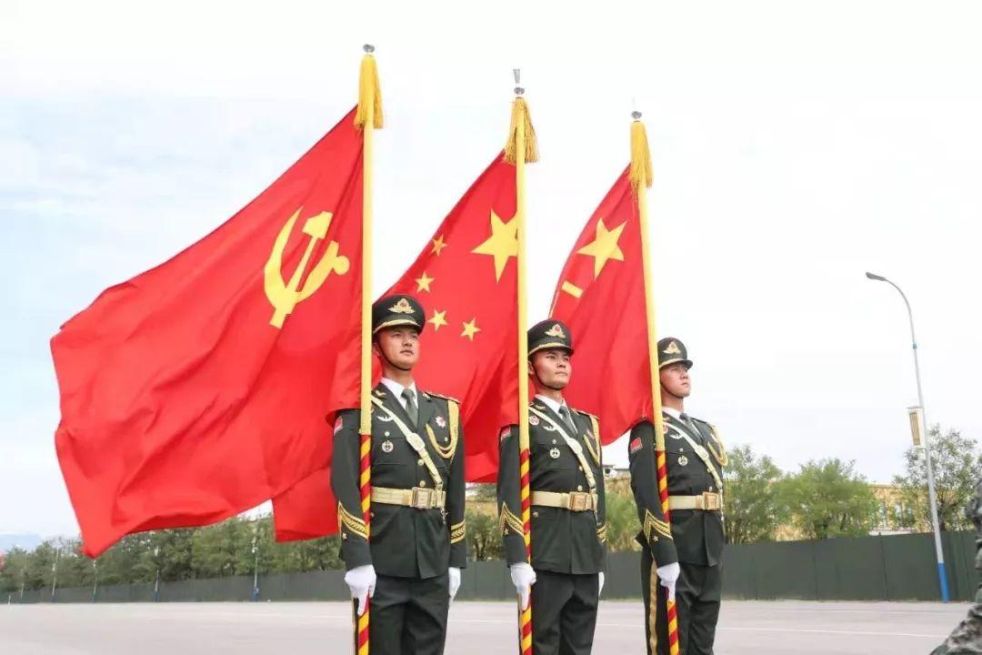 67图说阅兵后护送战旗回家