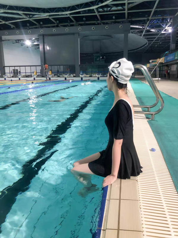 大学生上游泳课,女生应该选怎样的泳衣?