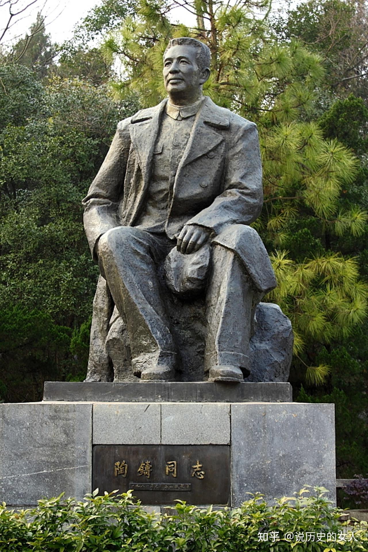 丈夫去世后,曾志没有被打垮——她向来不会被打垮,不管是夏明震的牺牲