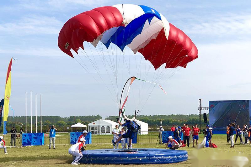 你知道跳伞分哪几类吗