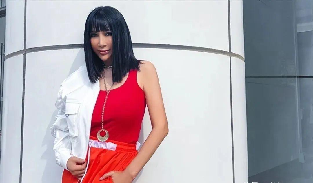 张咪真不浪费身材!穿露脐装紧身裤跑街上走秀,全程臭脸照样高级