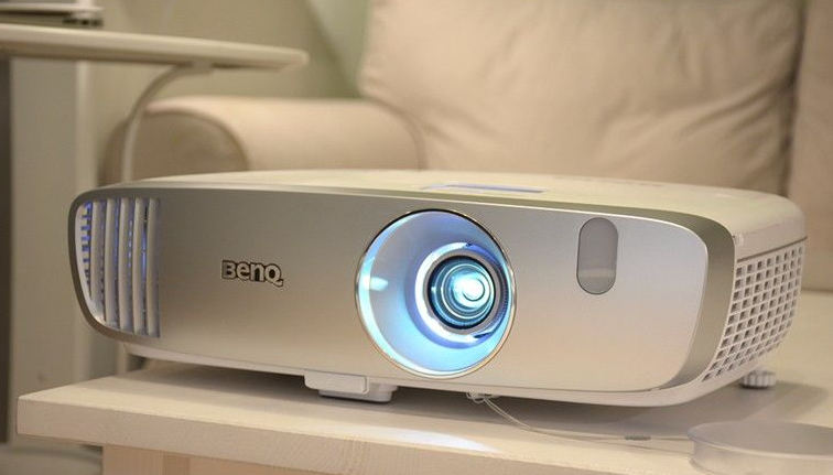 灯泡机真的比智能投影好么智能投影仪是否值得买