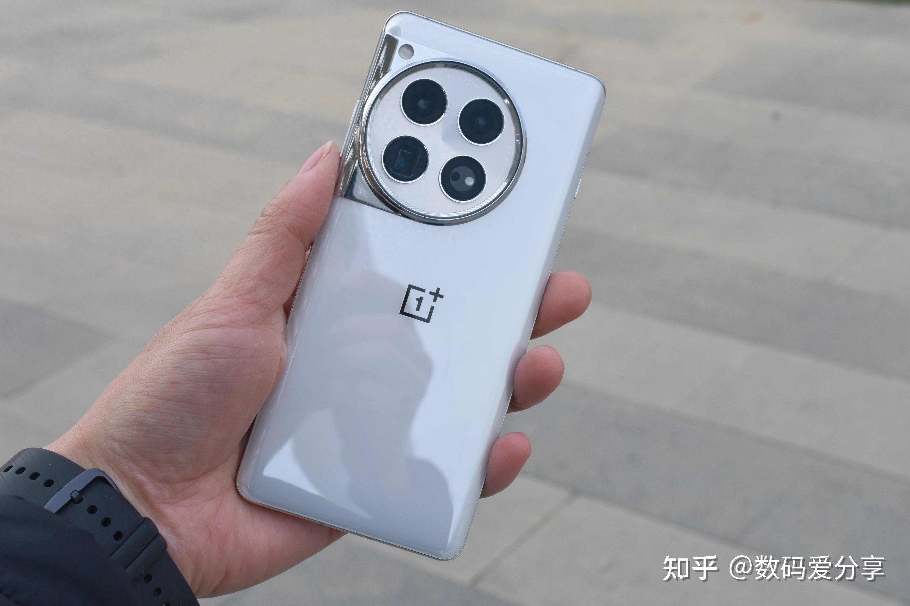 适合人群:大众用户特色:哈苏影像算法前摄:索尼imx615,3200万像素其他