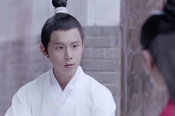 凭借"方一凡"小火之后资源也好了,目前周奇最新的戏是《皓衣行》.