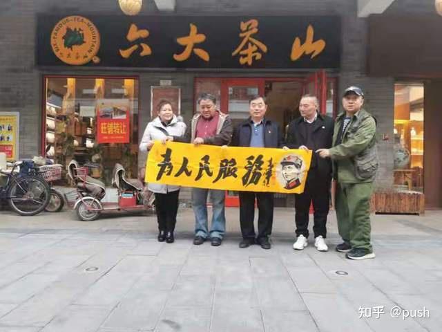 最后,军品大王李长东为李高峰赠送了自己收藏的书法作品.