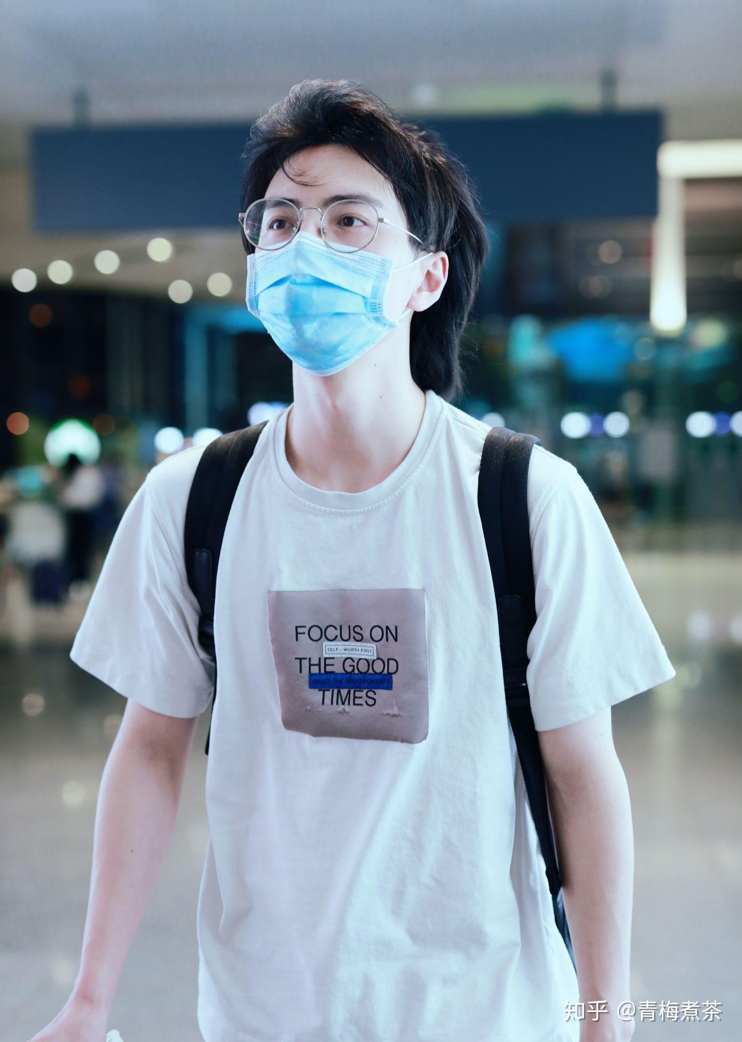 为什么蒲熠星明明戴眼镜更好看(简直神颜)现在却开始不戴眼镜并画很浓