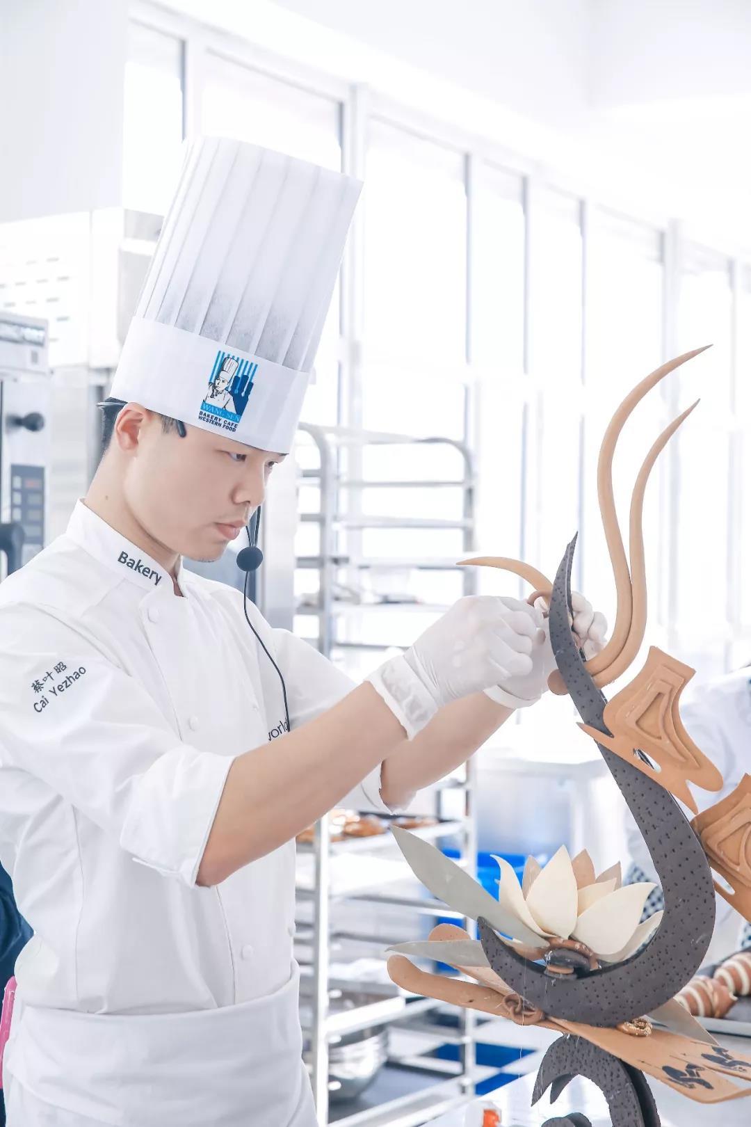 同学们专心致志的看着操作台,眼睛都不敢眨,生怕漏了一个步骤蔡叶昭