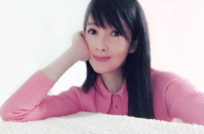 19日她贴出28年前与古巨基老婆,同时也是她的经纪人陈韵晴(lorraine