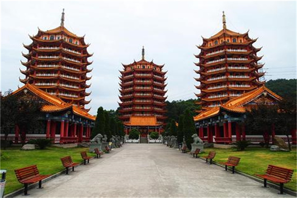 重庆北碚龙车寺塔陵园位于重庆市北碚区龙凤街道龙车村,东南倚华蓥山