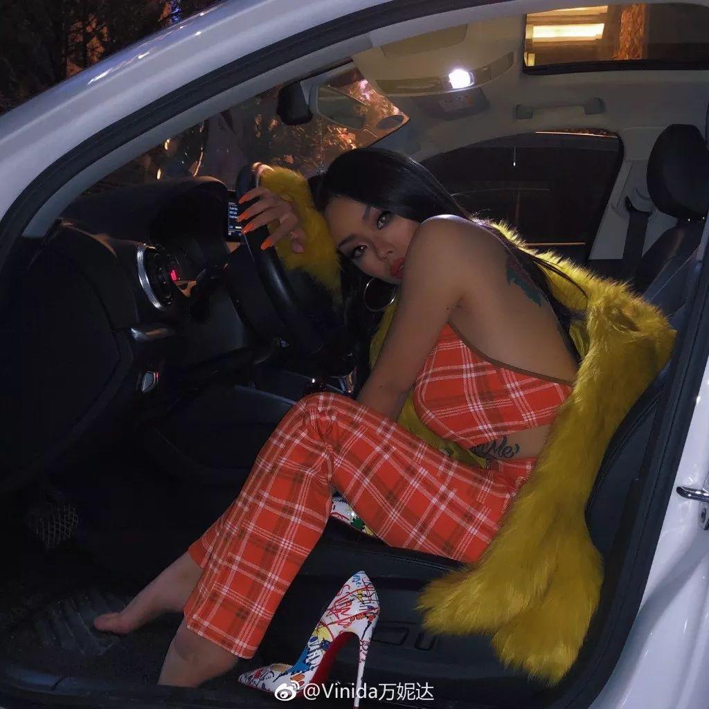 欧美范儿的紧身背心和leggings,搭出前凸后翘的健康美.