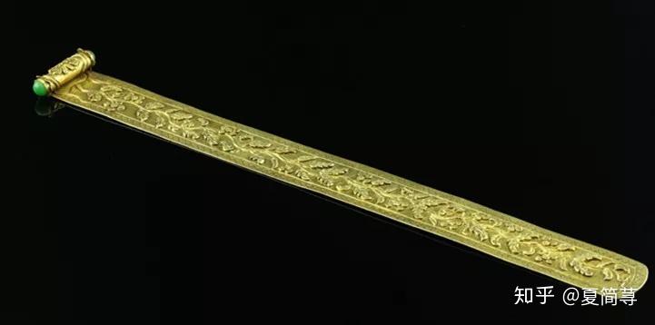 而且可以使发髻不至于散落的控制器物,也是满族妇女重要的头饰之一