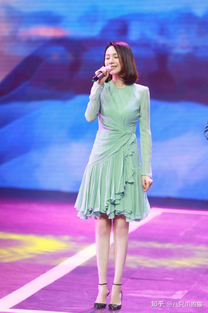 浪姐2官宣程莉莎太激动匆忙借西装拍照挺知性卷发有点显老