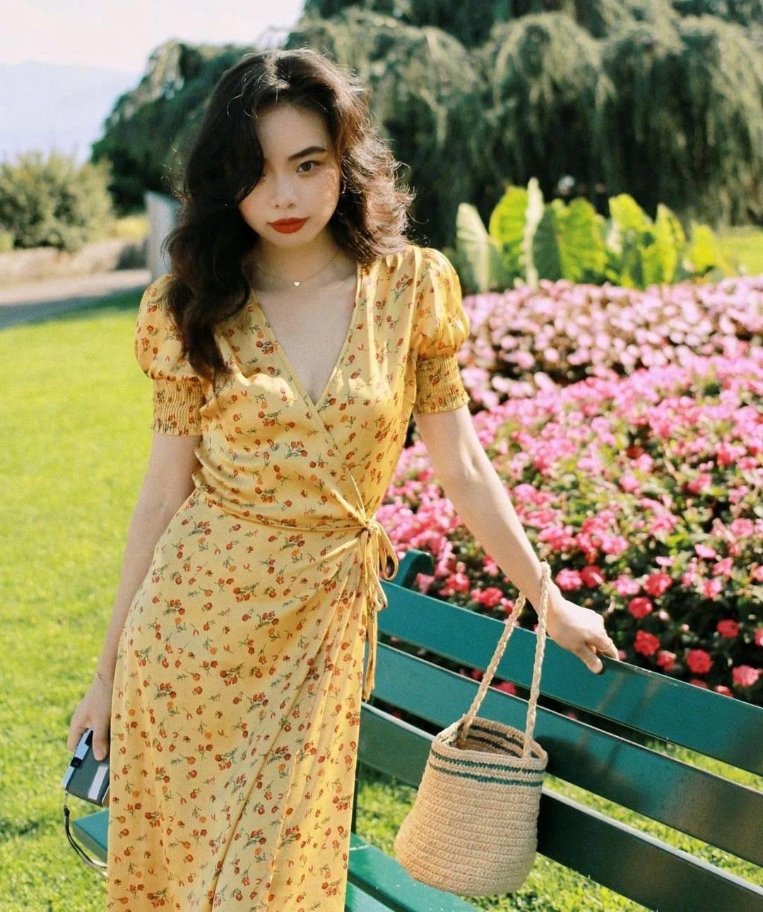 小个子穿衣有门道!夏季裙装穿搭就学这位法式博主,可一键复制