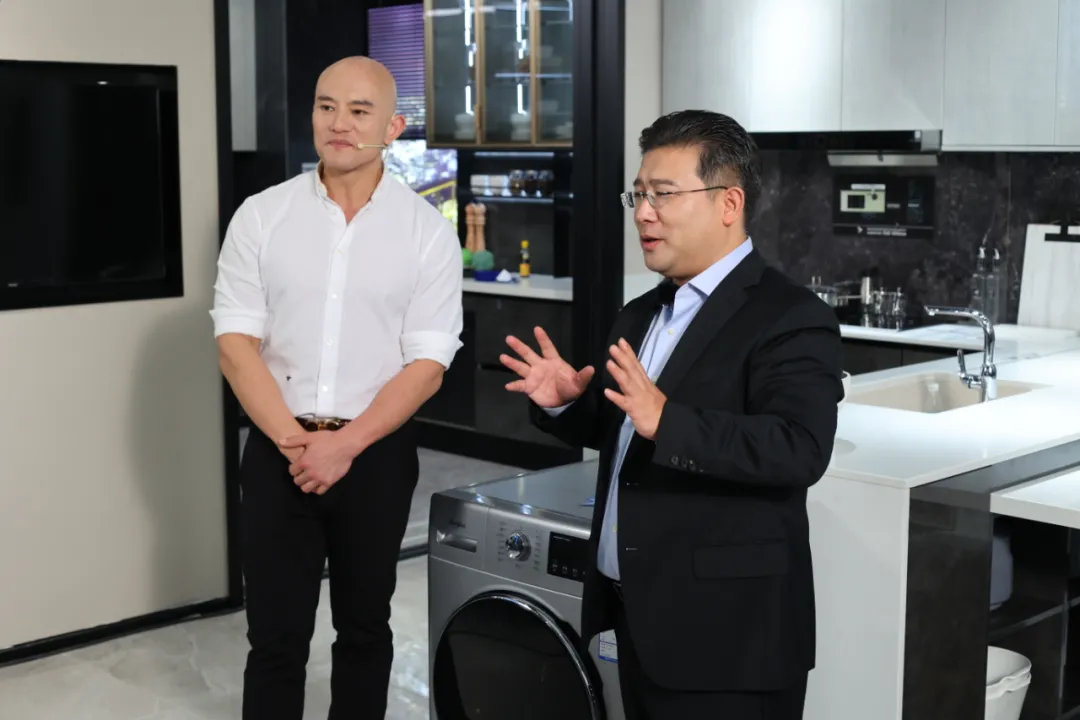 主持人彭鹰(左一)与博西家用电器集团大中华区厨电产品业务单元高级副