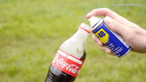 最后用手将可乐瓶倒放,就可以看到可乐瓶以飞速的方式飞得更远了.