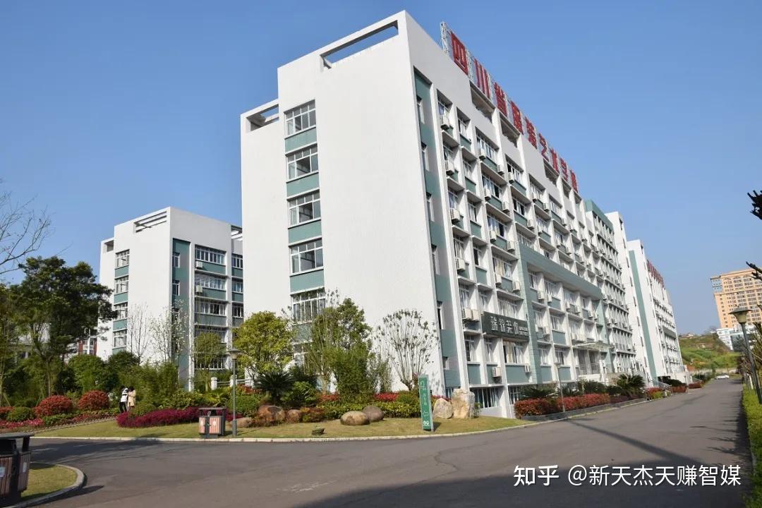 新天杰传媒x四川省服装艺术学校南充公交车身广告助力学校教育发展