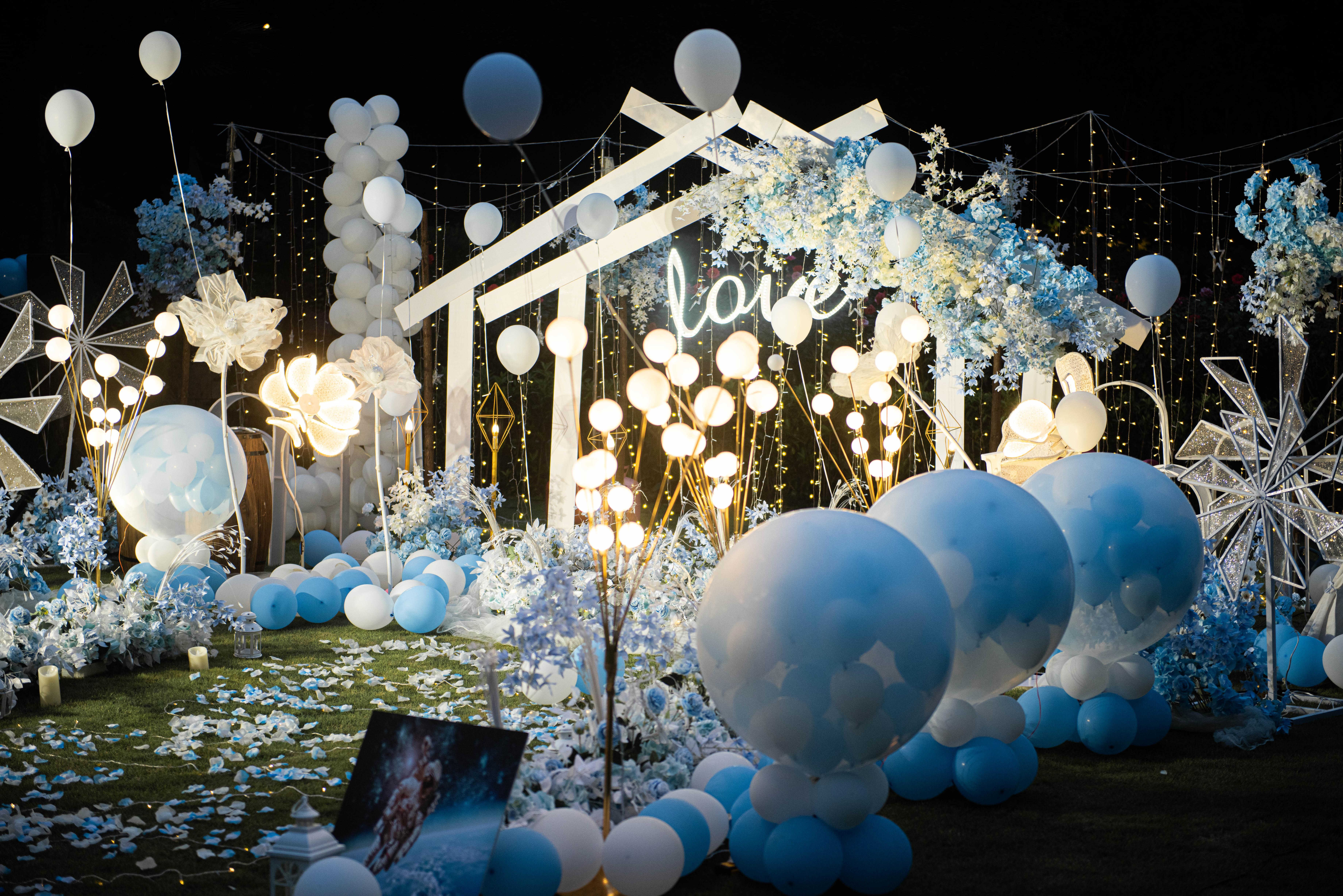 草坪求婚更加受年轻人的欢迎,尤其在百花盛开的夏天,户外求婚成了见证