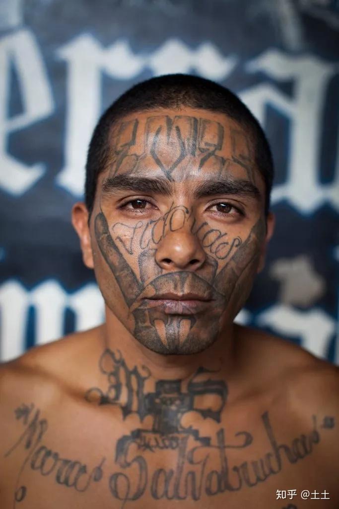 纹身详细描述了他们的广泛犯罪,包括武器和毒品交易和谋杀▲ 这些