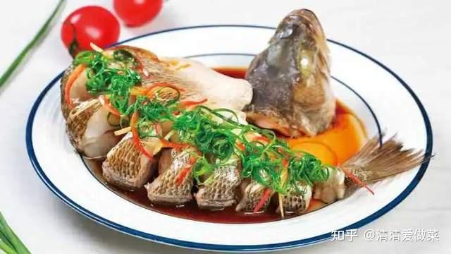 鲈鱼好吃又解馋的做法,用料简单,又香又嫩,连吃5碗米饭也不够 - 知乎