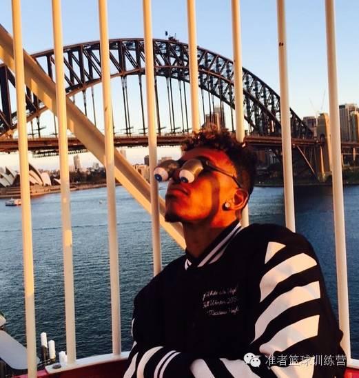 ▼大家可以参考一下搭配方法尼克杨日常几乎是棒球衣