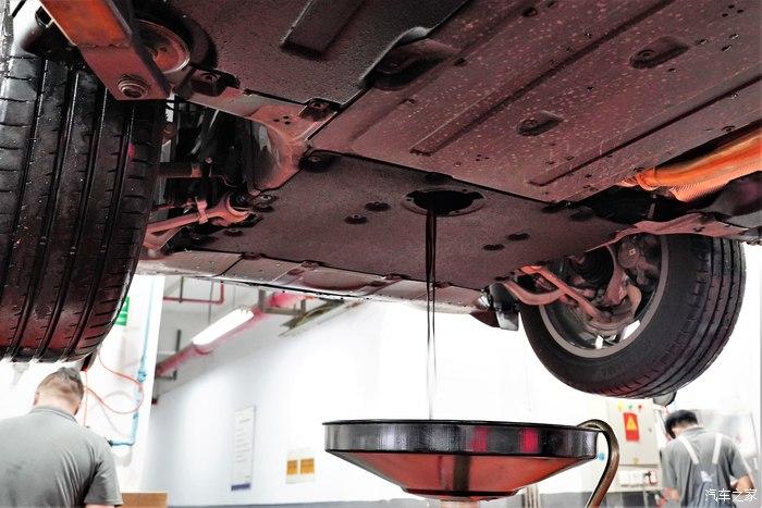 顺便看看x3的底盘,保护措施做的还是很到位的,重要部位都有护板保护