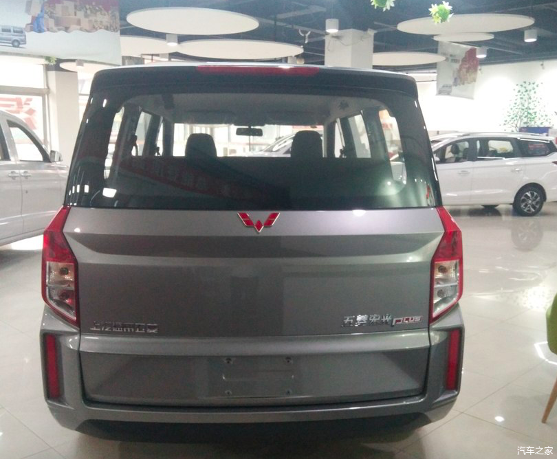 实拍2020款五菱宏光plus轴距28米油耗73l售588万元起