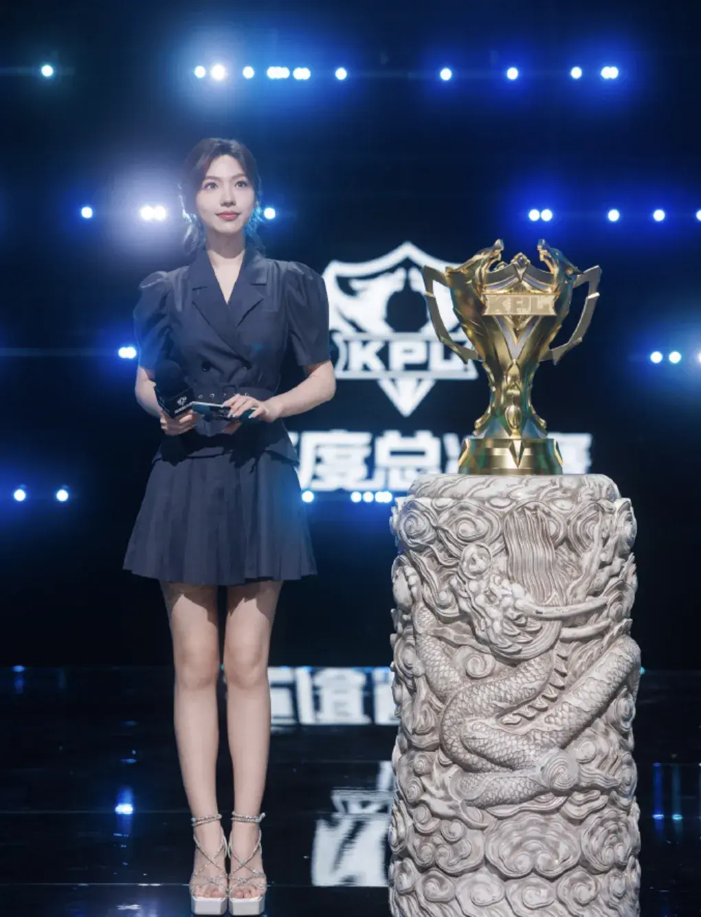 王者荣耀解说女神,甜美御姐逆天黑丝,大长腿白到发光!