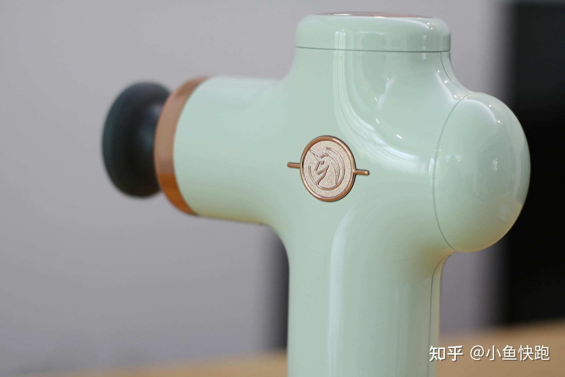 枪还是有很大的不同,首先它外观非常的精致,主体采用的是钢琴烤漆工艺