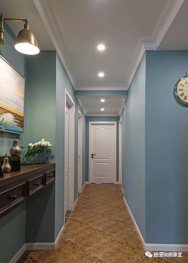 室外过道正对入户门室内走廊较长如何装修