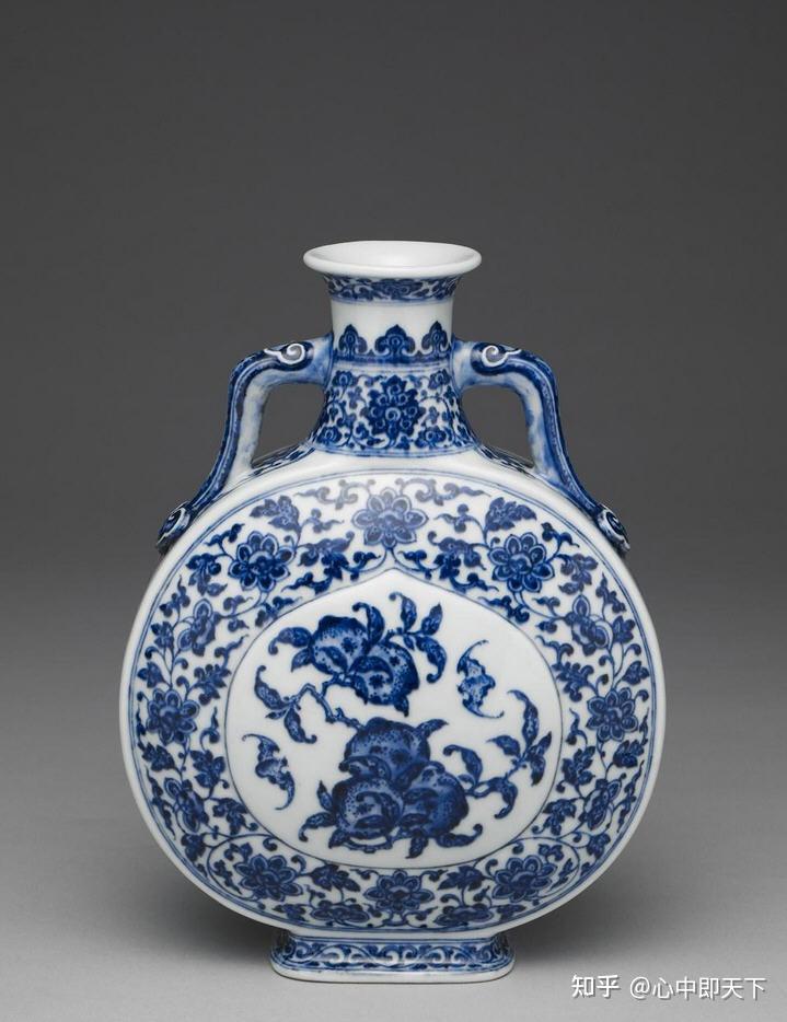 清乾隆景德镇官窑青花福寿纹双耳扁壶