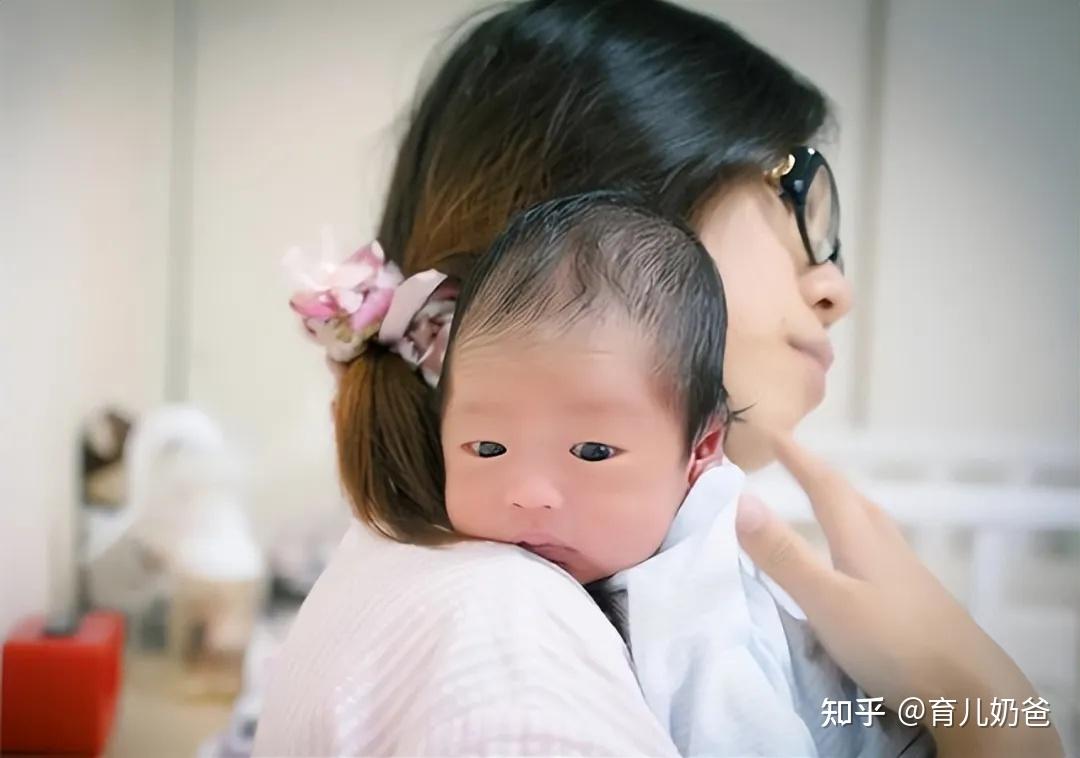 横抱哭竖抱乖,为何2-3个月的宝宝偏爱竖抱?其实是变聪明的信号 - 知乎