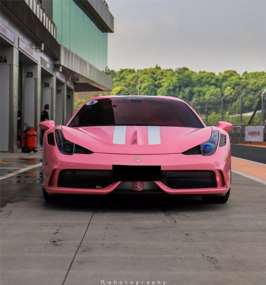 一群骚粉色超跑性能车集结,在马路上遇见千万不要挑衅它们! - 知乎