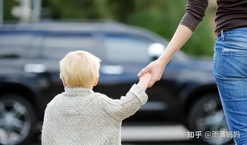 马路不是游乐场4小孩马路中间拦车玩20分钟来回穿梭15次