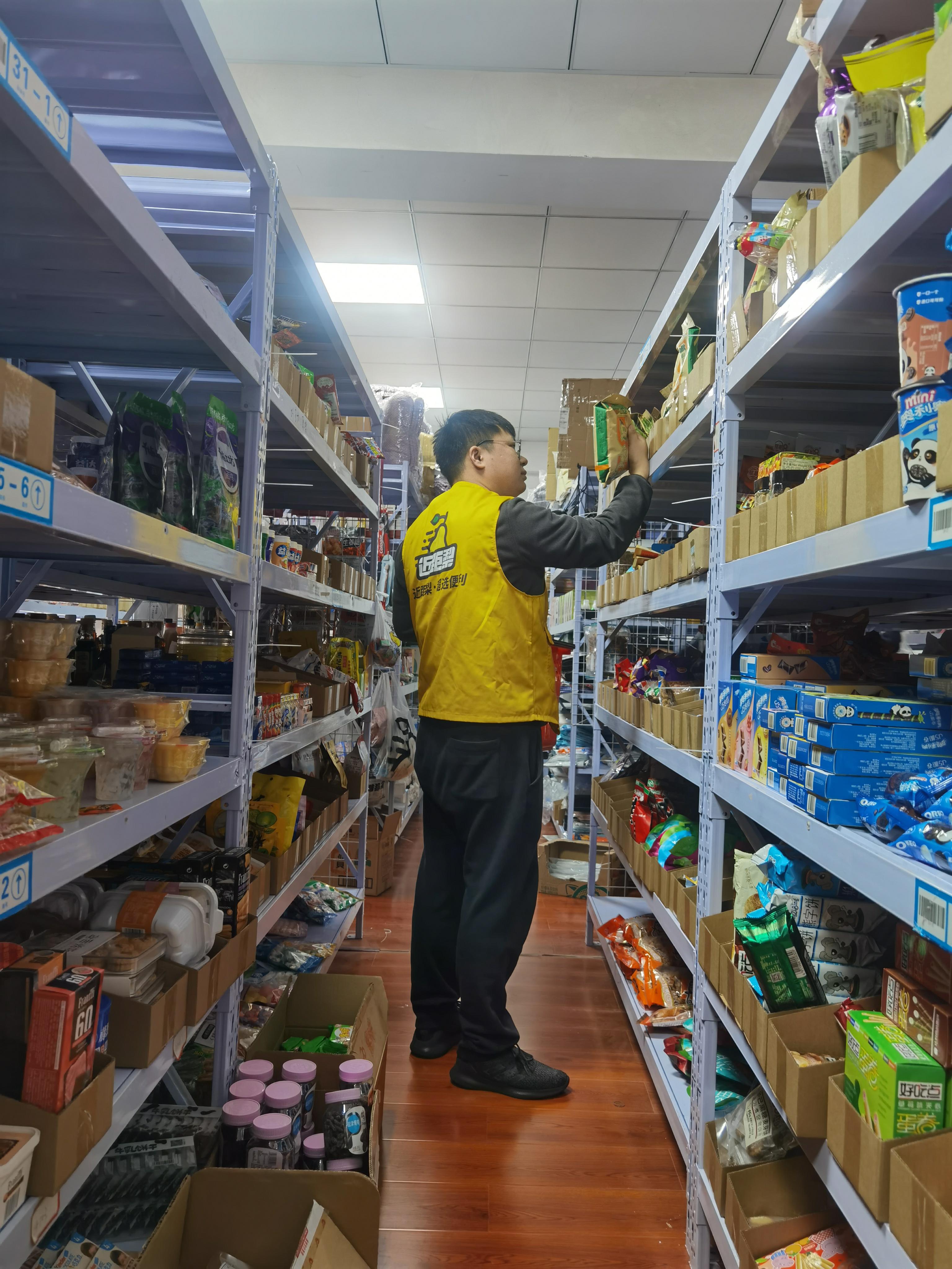据丁健介绍相对于开一家临街的便利店开一家便利店前置仓的成本可以