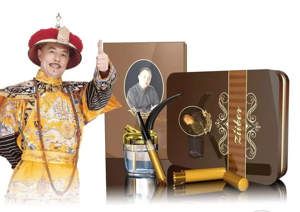 吃方便面,张国立身着康熙服"推销"浮来春酒,张铁林皇阿玛的形象更是