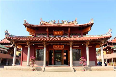 赤湖镇北桥村的法泉寺临始建明朝,悠长石板道通向宁静与安详.