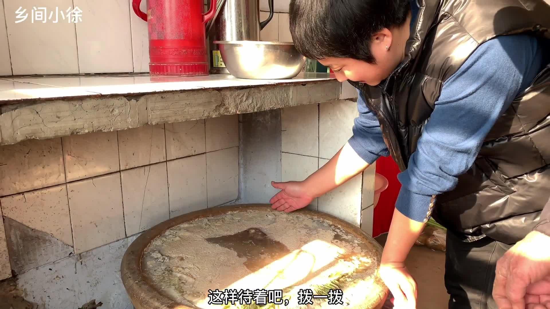 阿远做炭烤乳猪吃腌一晚再烤皮脆肉香卷着面皮吃才够味