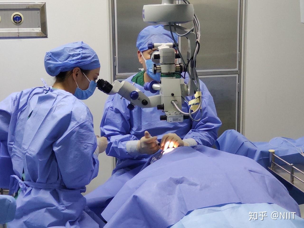 青岛icl近视手术全程直播引热议眼科医师亲身摘镜