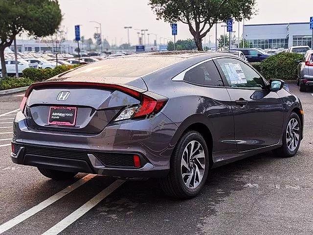 本田思域双门版双门的造型带来很强的运动气场开着拉风