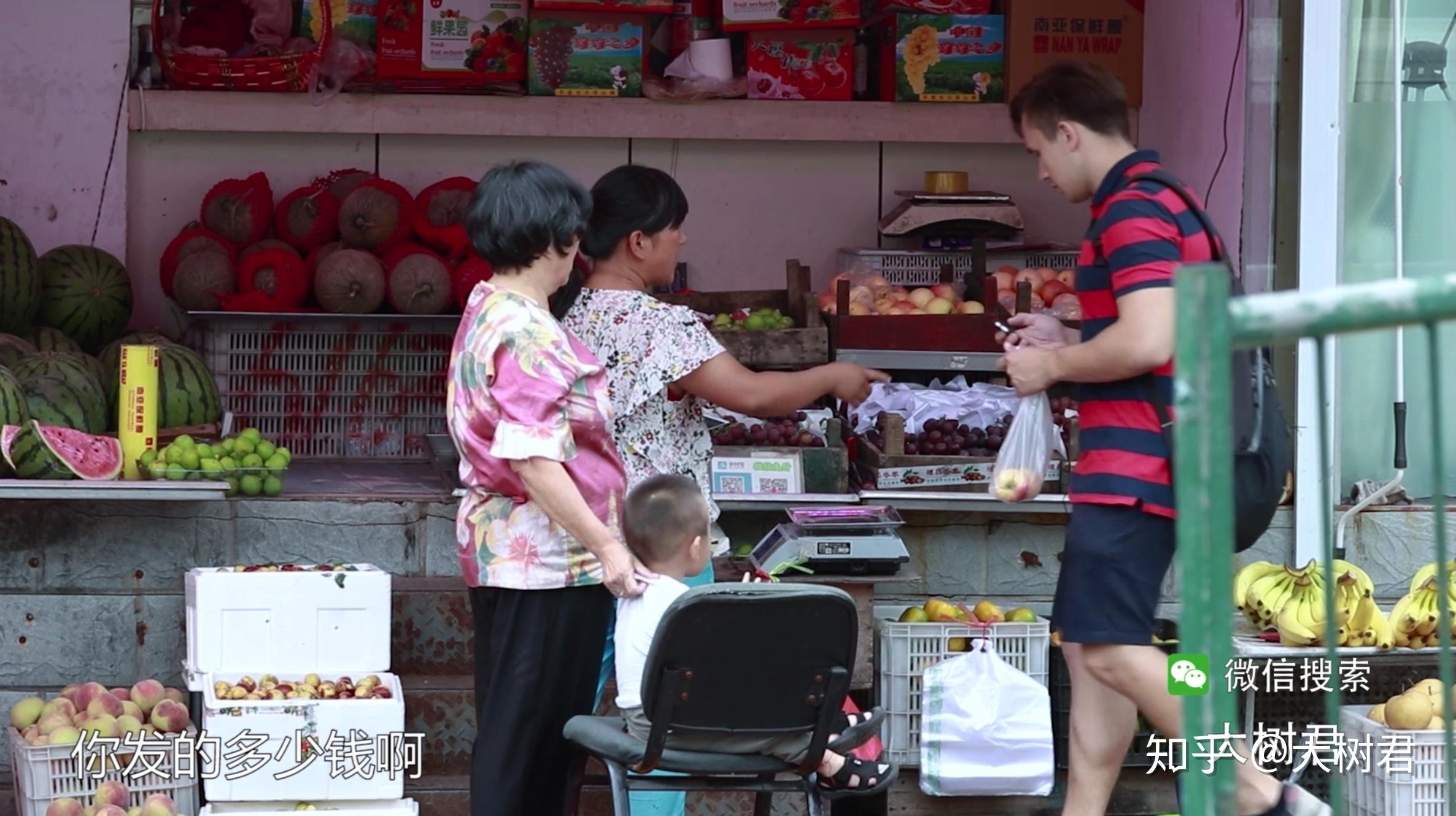 社会实验外国小伙买东西故意多付钱测试中国人诚信