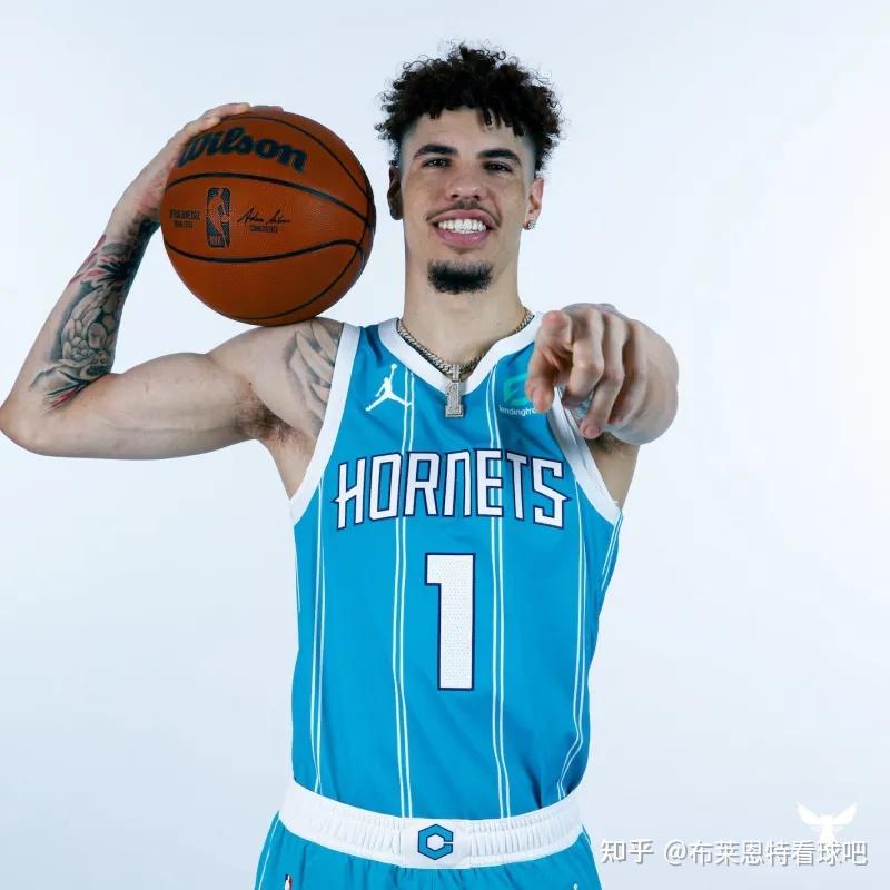 07月30日讯今日黄蜂官方更新社媒动态分享球队后卫拉梅洛鲍尔身穿1号